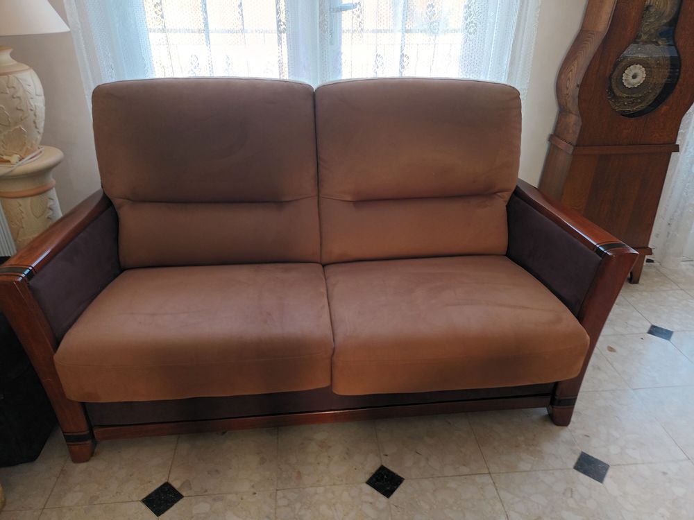 Canap� 2 places en cuir retourn�,velours et accoudoirs bois
65 Saint-Jean-de-Monts (85)