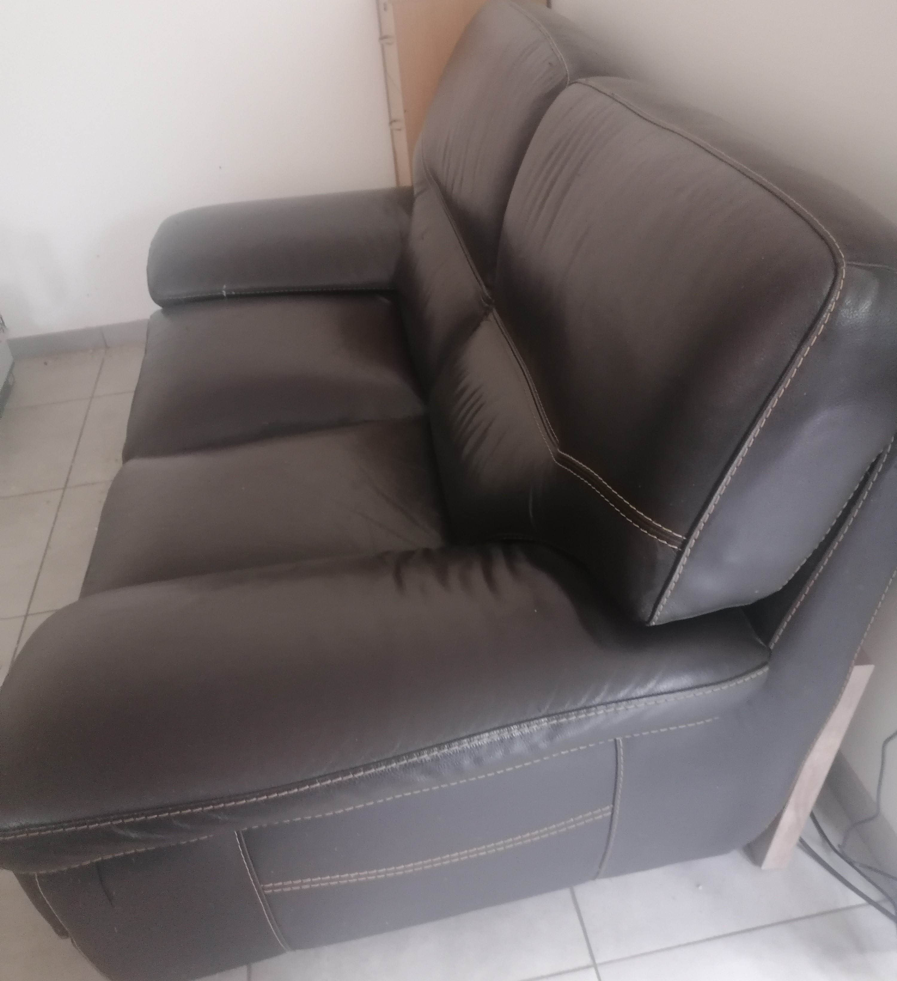 Canap� 2 places en cuir abim� sur le cousin 180 Le Touvet (38)