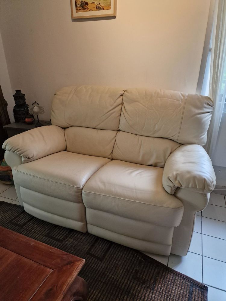 canap� 2 places en cuir pleine peau ; couleur ivoire ; 900 Gradignan (33)