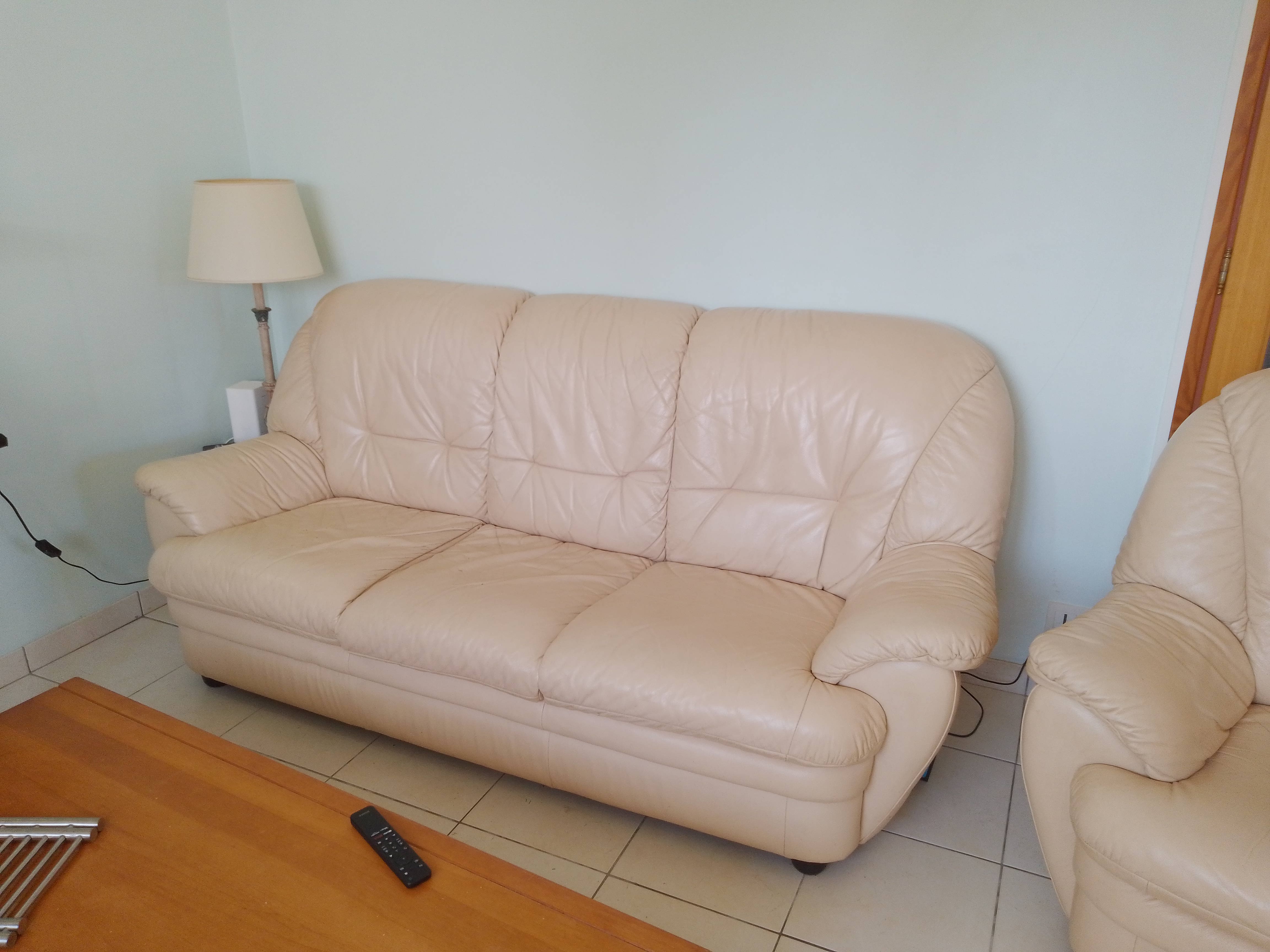 canap� 3 places cuir, blanc cass� + 2 fauteuils 200 Penmarch (29)