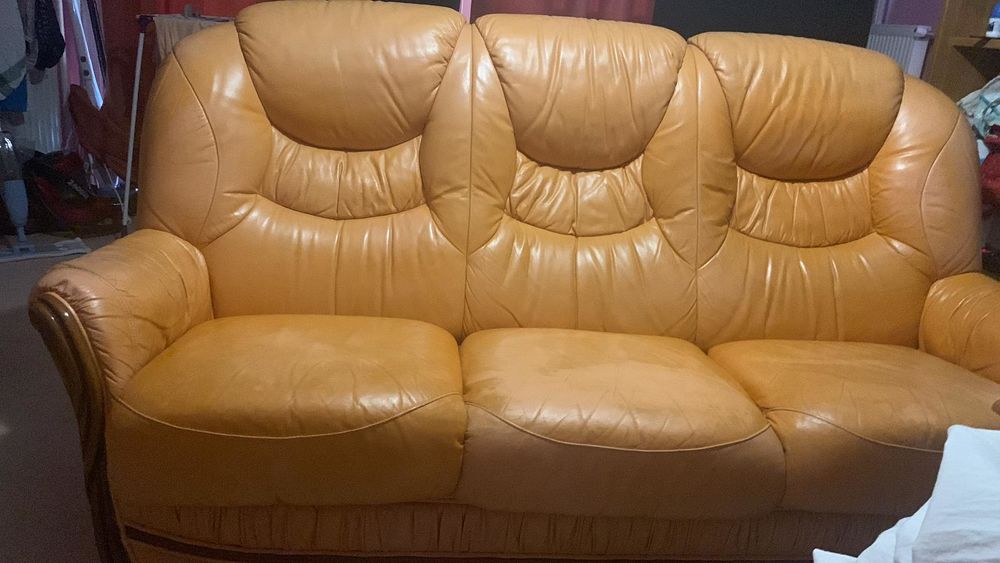 Canap� 3 places , en cuir beige clair, avec ses 2fauteuils 300 Courbevoie (92)