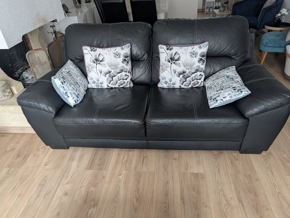 Canap� 3/4 places en cuir noir en tr�s bon �tat 300 �ragny (95)