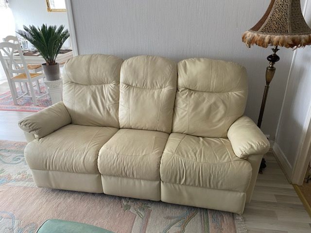 1 canap� 3 places cuir
1 fauteuil assorti cuir 
250 Septmonts (02)