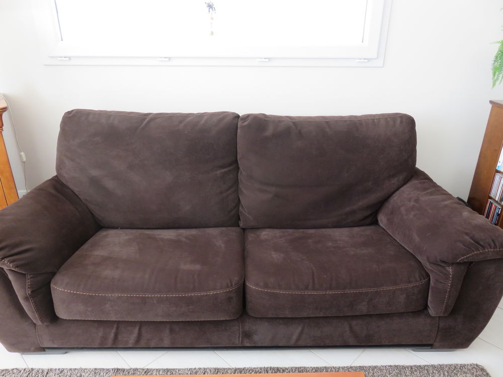 Canap� 3 places + fauteuil 
450 Th�nes (74)