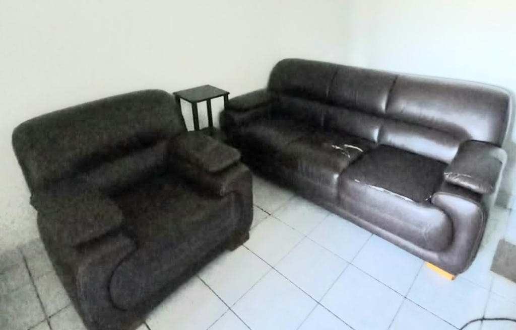 Canap� 3 places et fauteuil assorti en cuir fonc� 50 Saint-Pierre (97)