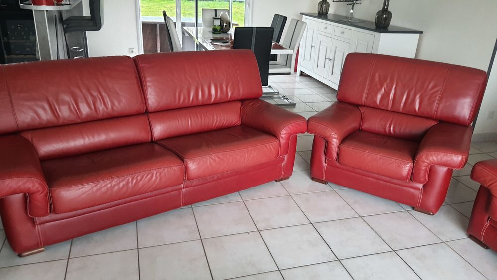 canap� 3 places et 2 fauteuils en cuir rouge 1200 Pr�milhat (03)