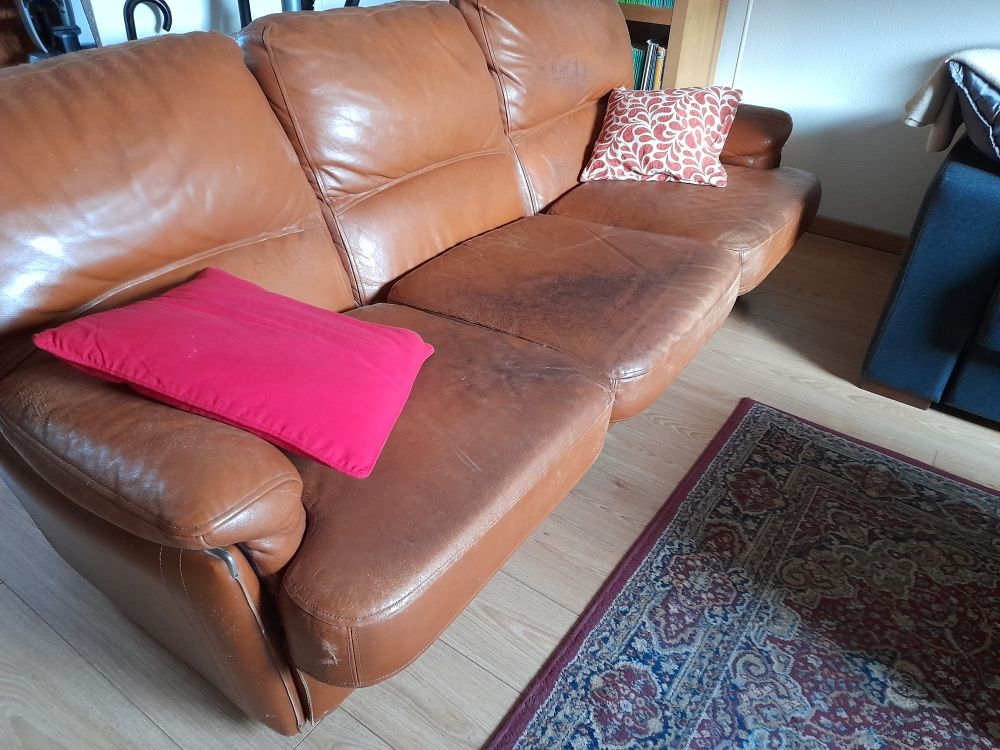 canap� 3 places tr�s bon cuir � restaurer couleur marron les assises ont �t� refaites 50 Pont-Sainte-Maxence (60)