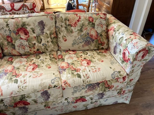 Canap� 4 places tr�s bon affaire 300 Chamb�ry (73)