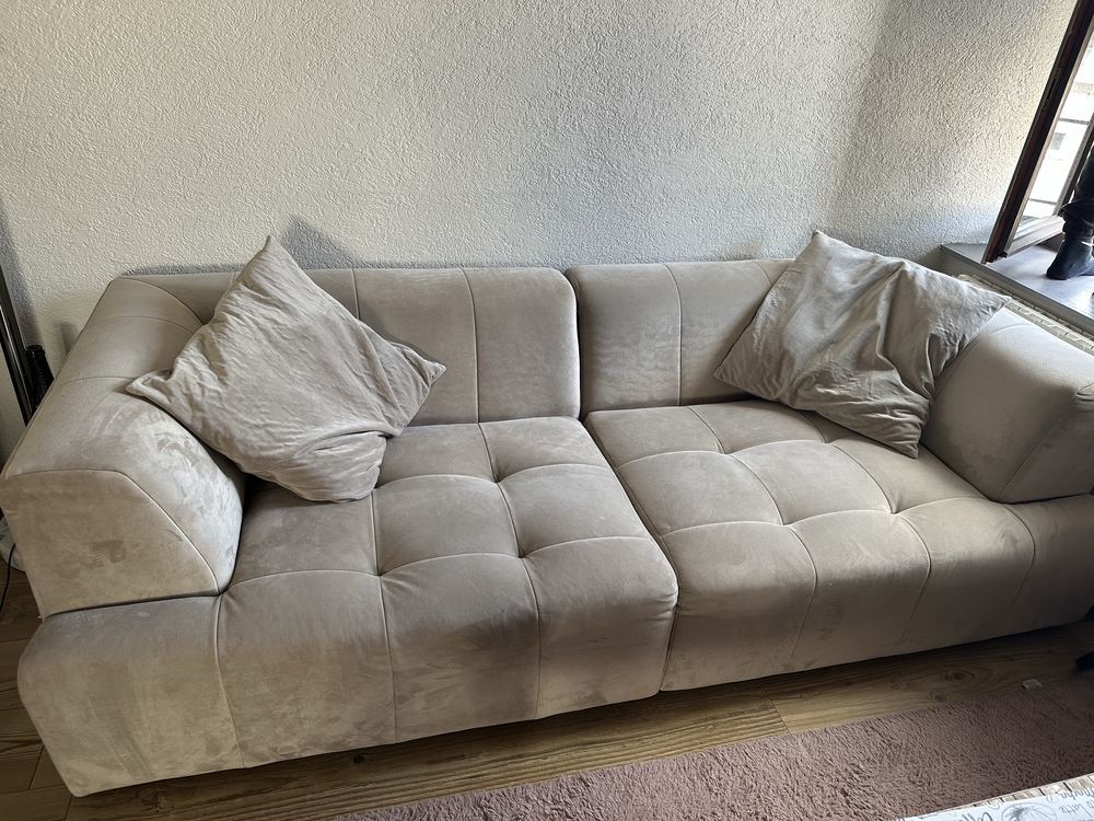 Canap� 3 places en velours beige, tr�s confortable. 350 Ma�che (25)