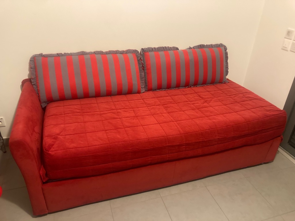 Canap�-lit rouge confortable avec coussins 700 Carnoles (06)