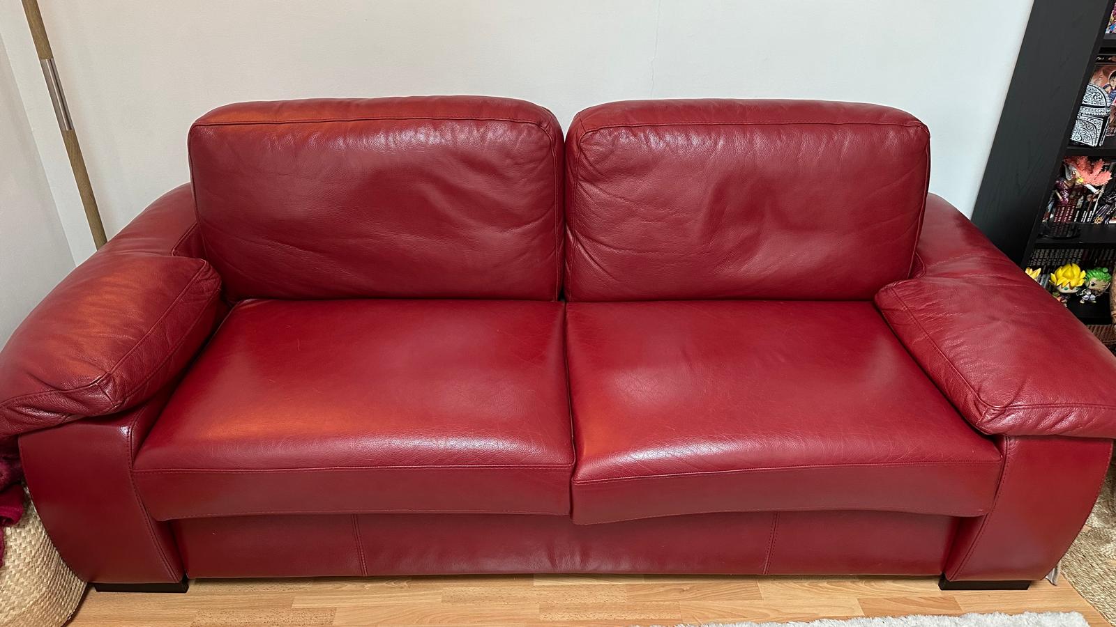 Canap� rouge en cuir trois places 990 Paris 13 (75)