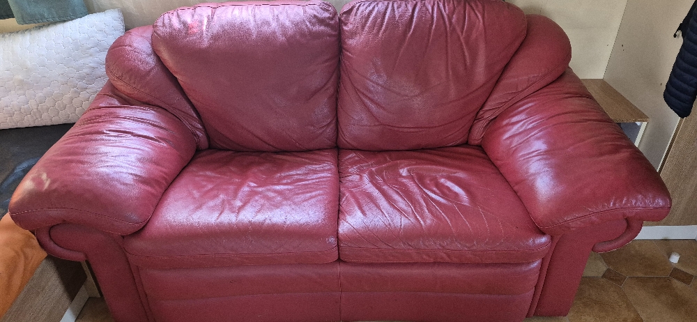 canap� rouge deux places tr�s confortable 40 Le Grau-du-Roi (30)