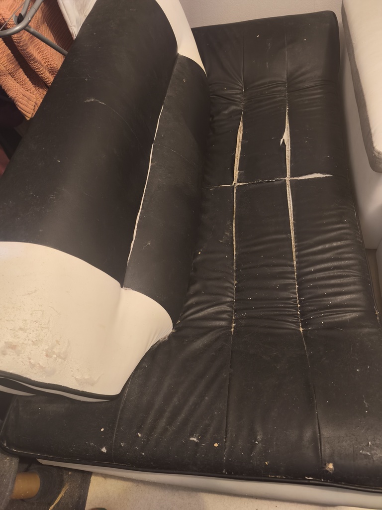 Canap� simili cuir noir et blanc usag� 20 Vervins (02)