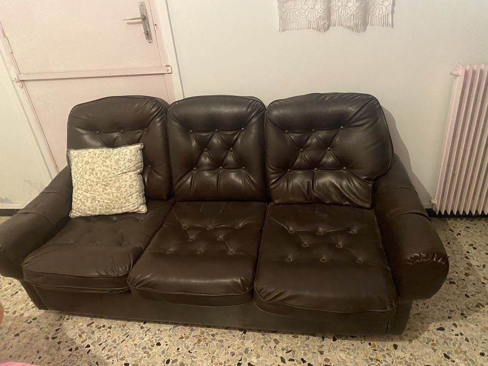 un canap� trois places et deux fauteuils 100 Antibes (06)