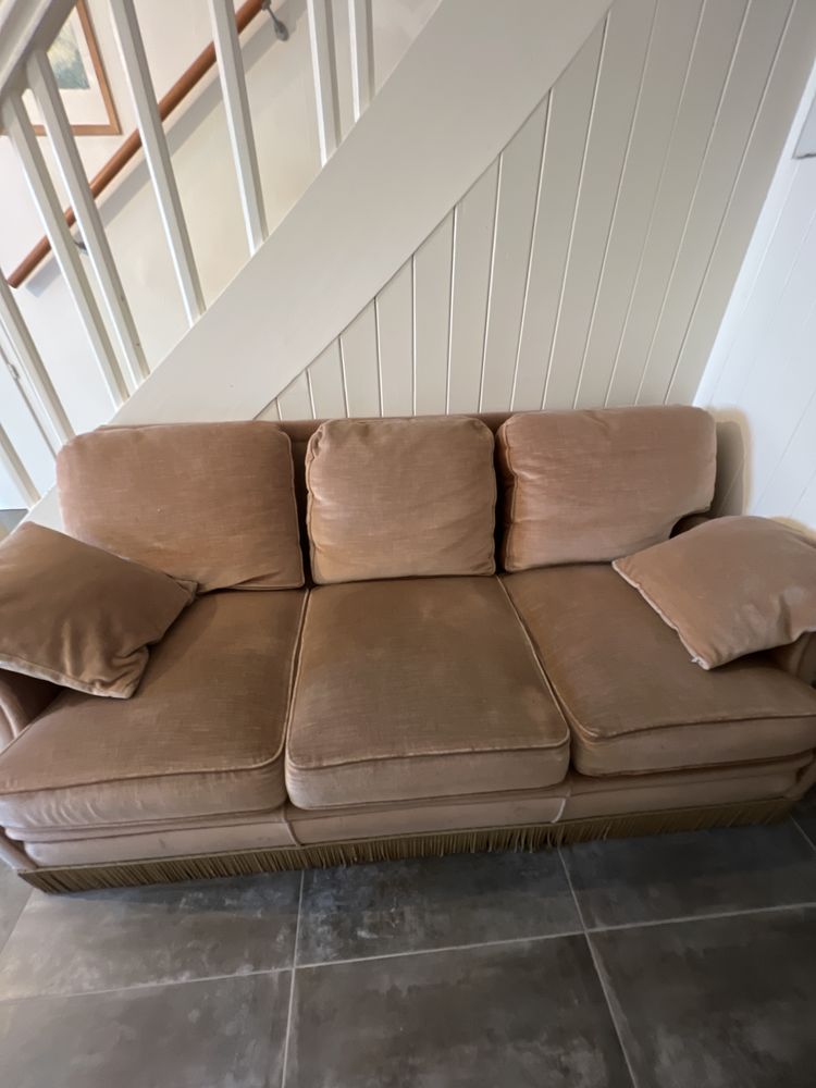 Canap� velours beige avec deux coussins 60 La Bresse (88)