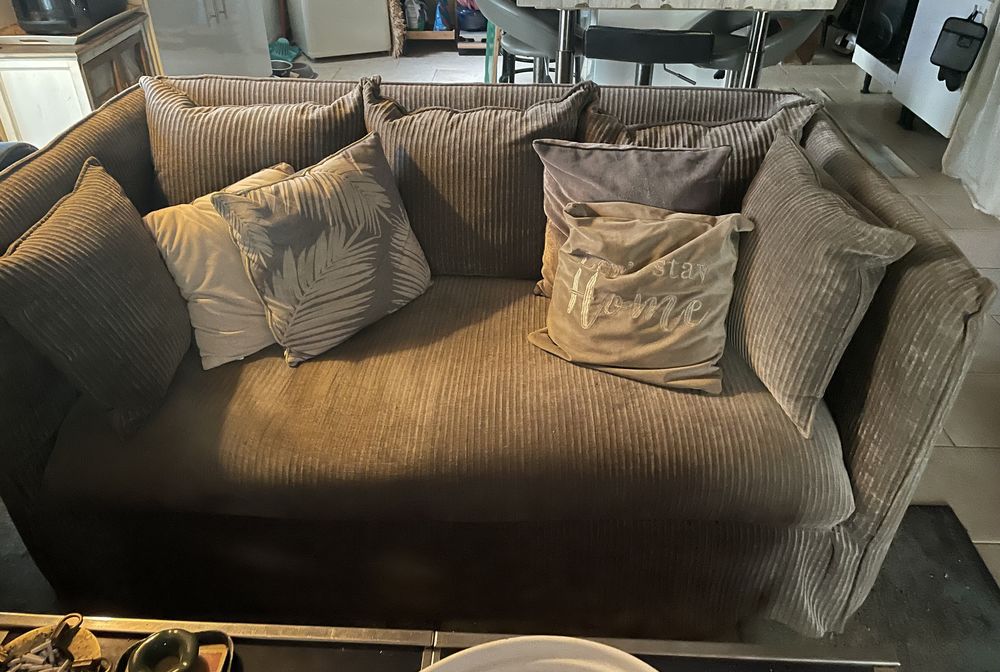 Canape-velours-cotele-maisons-du-monde-marron-louvain
700 Cahors (46)