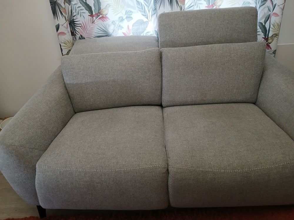 CANAPE EN VELOURS GRIS CLAIR ELECTRIFIE
PARFAIT ETAT
600 Montmorillon (86)