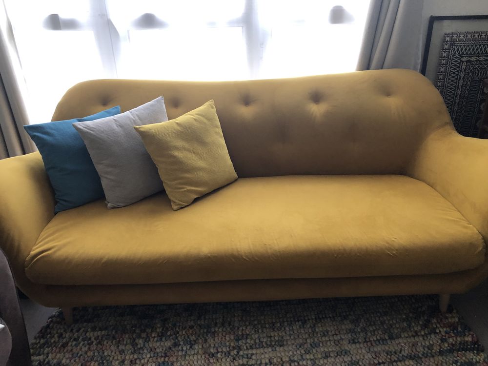 Canap� velours  de la marque habitat  3 place 500 Paris 18 (75)