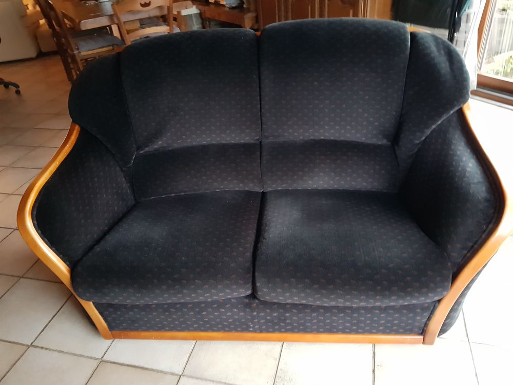 Canap� velours 2 places + fauteuil.
80 Castelginest (31)