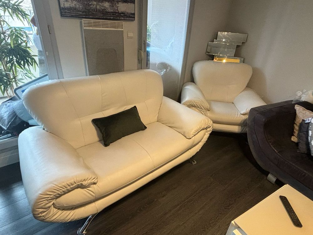 Lot de 2 canap�s cuir blanc Ch�teau d'Ax 330 Toulouse (31)