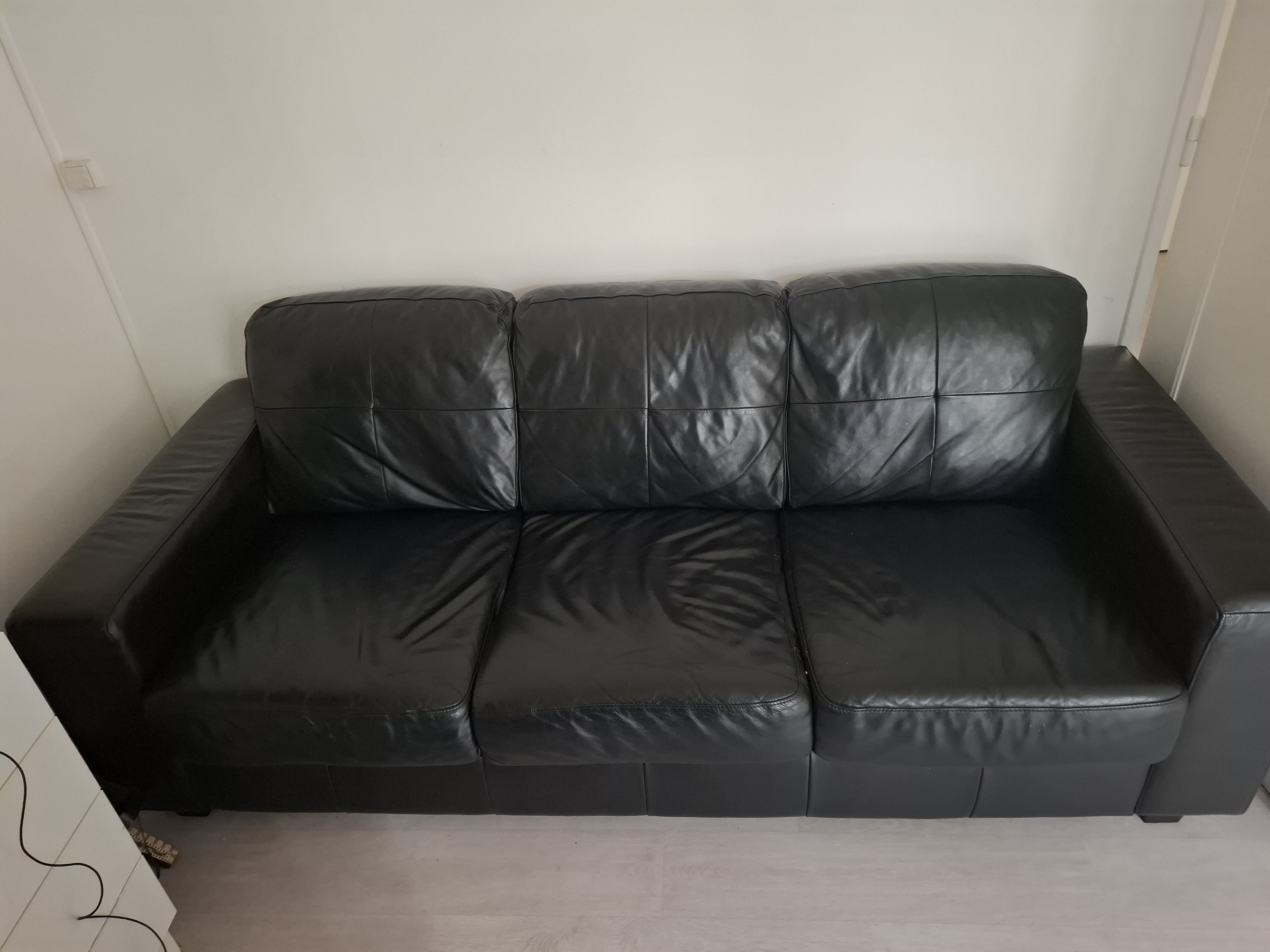 2 canap�s cuir noir 380 Montreuil (93)