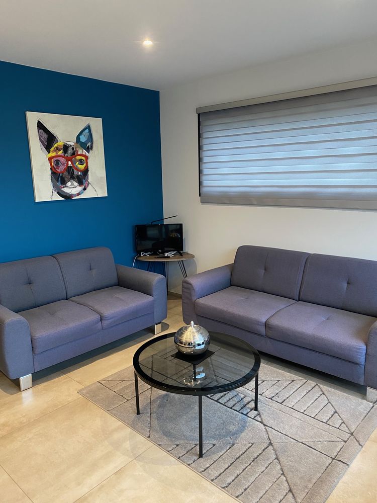 2 Canap�s 3 et 2 places en tissu gris et pieds acier
200 Ollioules (83)