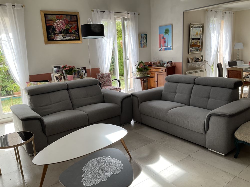 2 Canap�s 2 places en tissus grey avec bandes dark grey. 1200 Marolles-en-Brie (94)