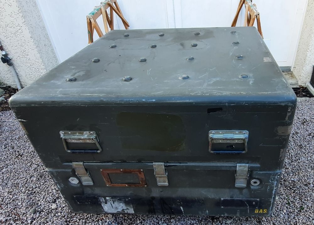 Cantine militaire polyester. 60 Montceau-les-Mines (71)