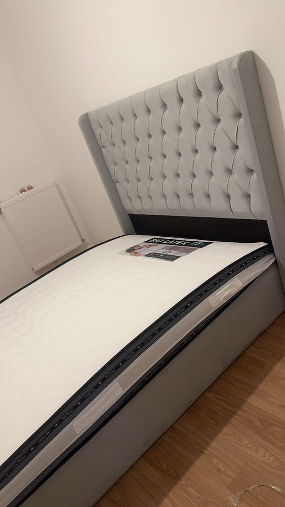 Lit capitonn� 140x190 avec matelas �  excellent �tat 500 Sucy-en-Brie (94)