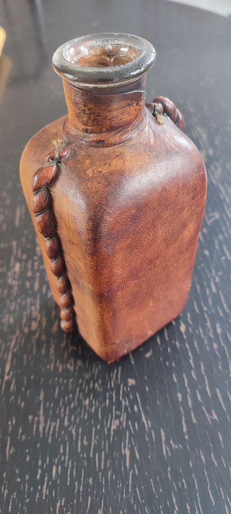 Carafe ancienne envelopp�e de cuir 25 Clermont (60)