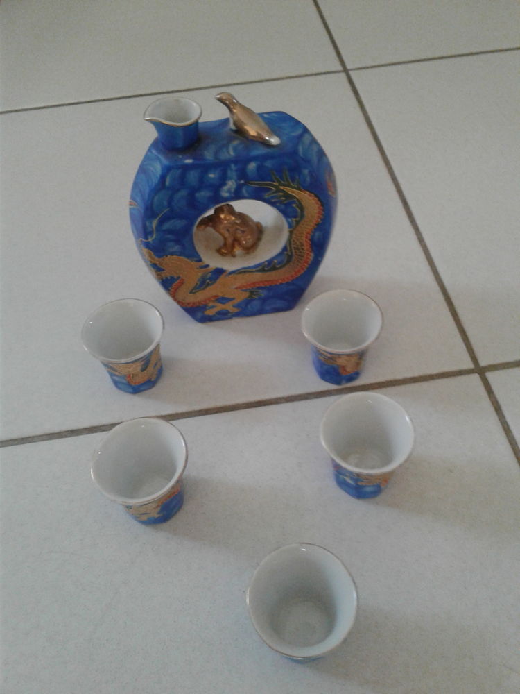 Carafe � Sak� et 5 verres motifs dragon en c�ramique 40 Dinan (22)