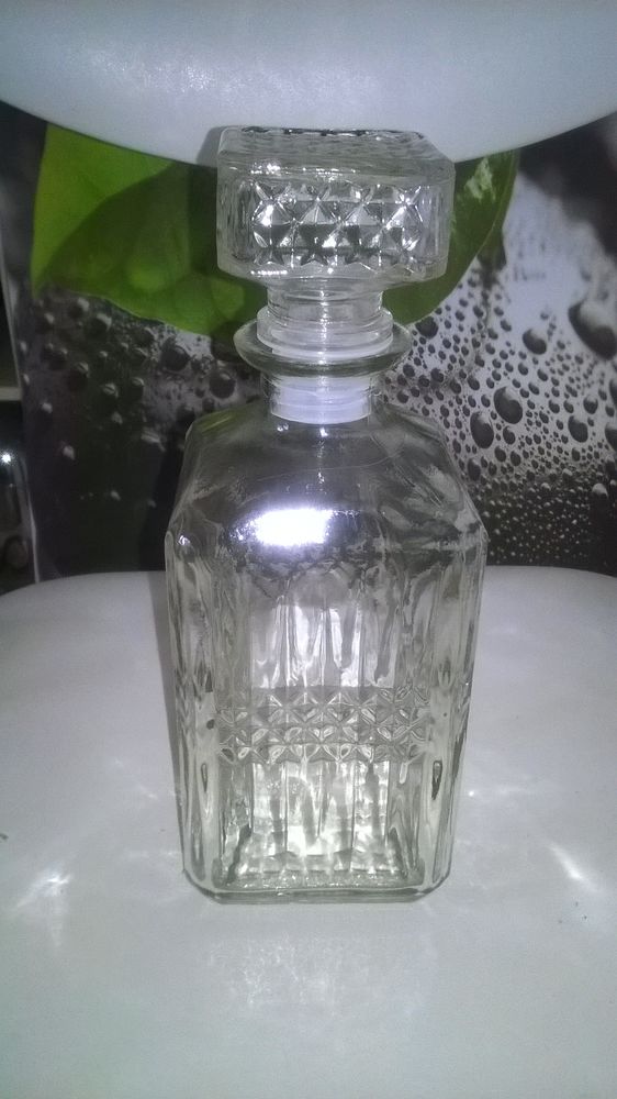 Carafe � Whisky 
NEUVE
En verre 
Contenance 1 L
24 cm de 8 Talange (57)