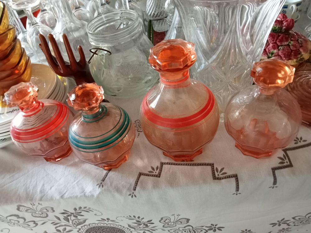 lot de 4 carafes vintage en verre rose 40 Saint-Laurs (79)