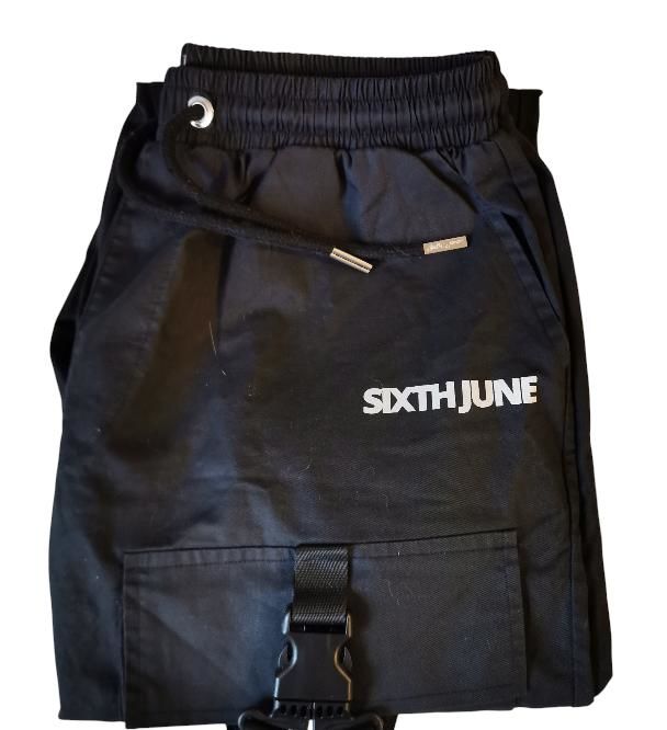 Cargo noir, SIXTH JUNE 35 Le Bourget (93)