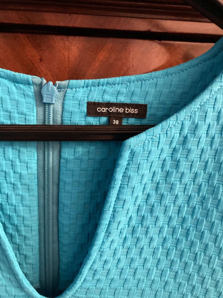 Caroline Biss
robe sans manche
pas de d�g�ts 0 Ghyvelde (59)