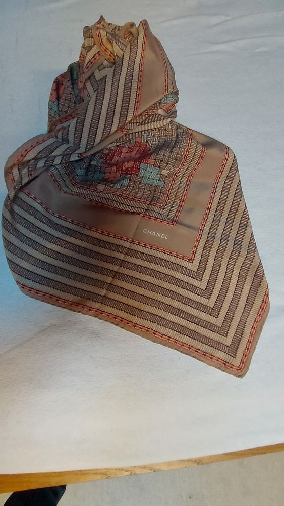 Carr�/Foulard Chanel 85 Fontenay-aux-Roses (92)