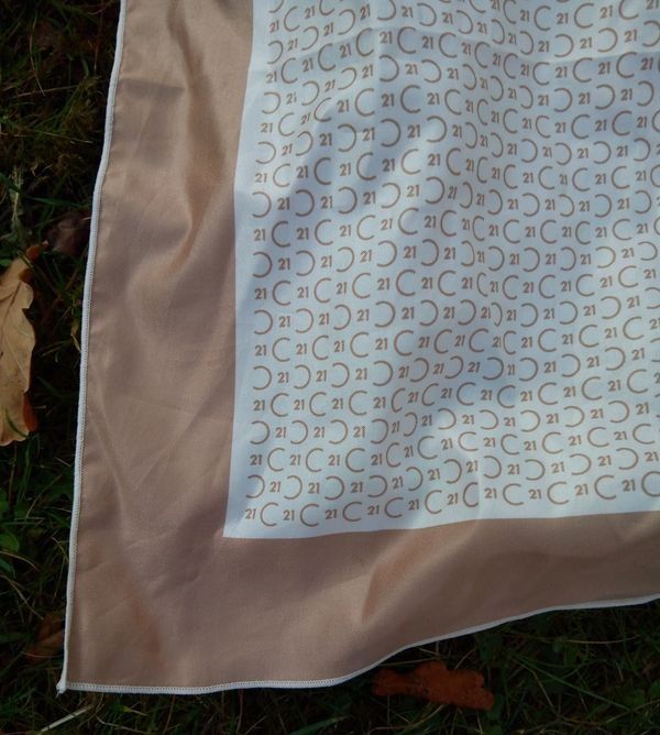 Carr� foulard Guy Laroche 3 Beauchamp (95)