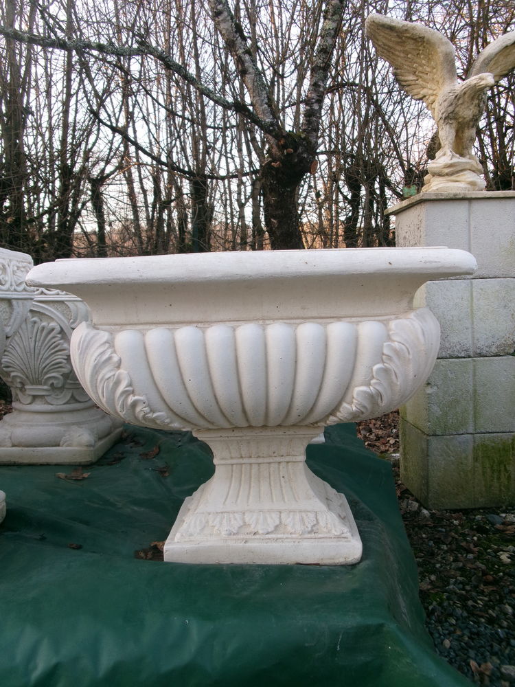 Pot carr� en pierre reconstitu�e 189 Ch�teau-l'�v�que (24)