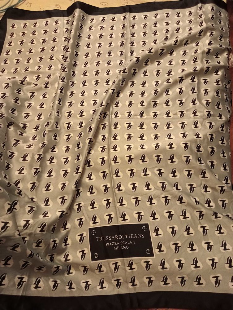 Carr� polyester haut de gamme 88/88 cm environ. Trussardi Jeans femme 90 Verneuil-sur-Seine (78)