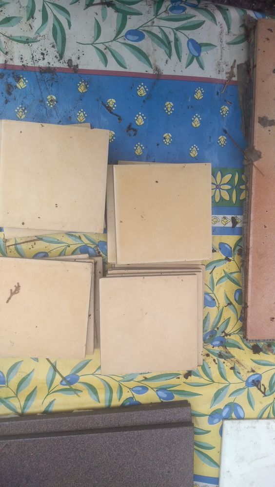 22 carreaux jaune-ocre 10x10cm mat�riaux 1960-70 2 Roquefort-les-Pins (06)