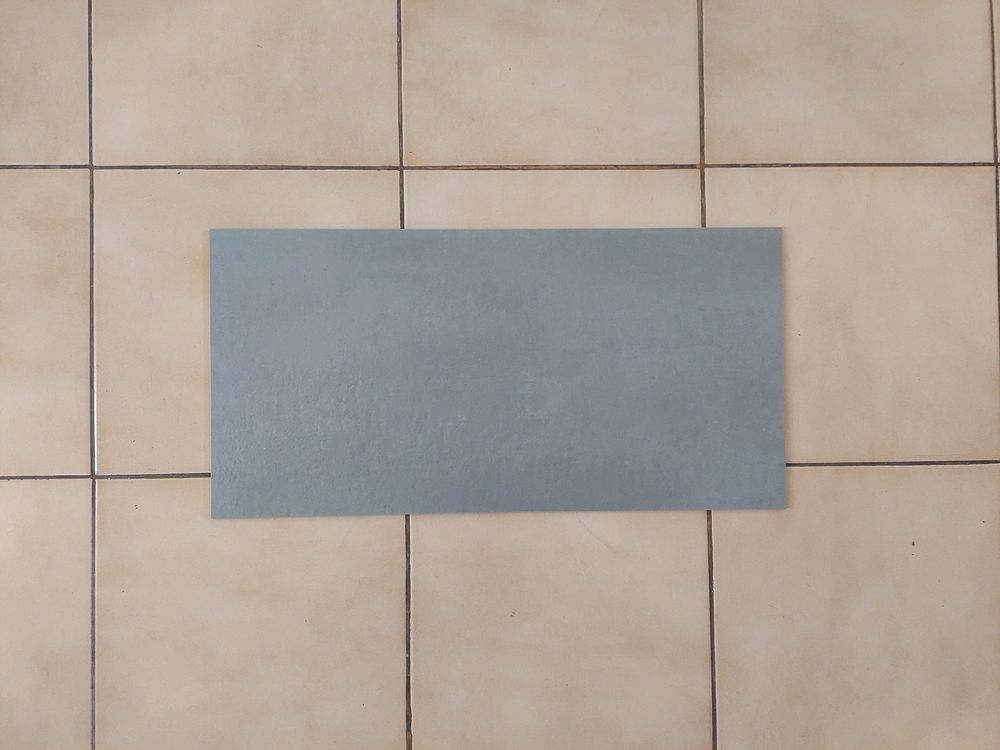 6.8 m2 carrelage fine épaisseur gris ciment Lapeyre 100 Marseille 1 (13)