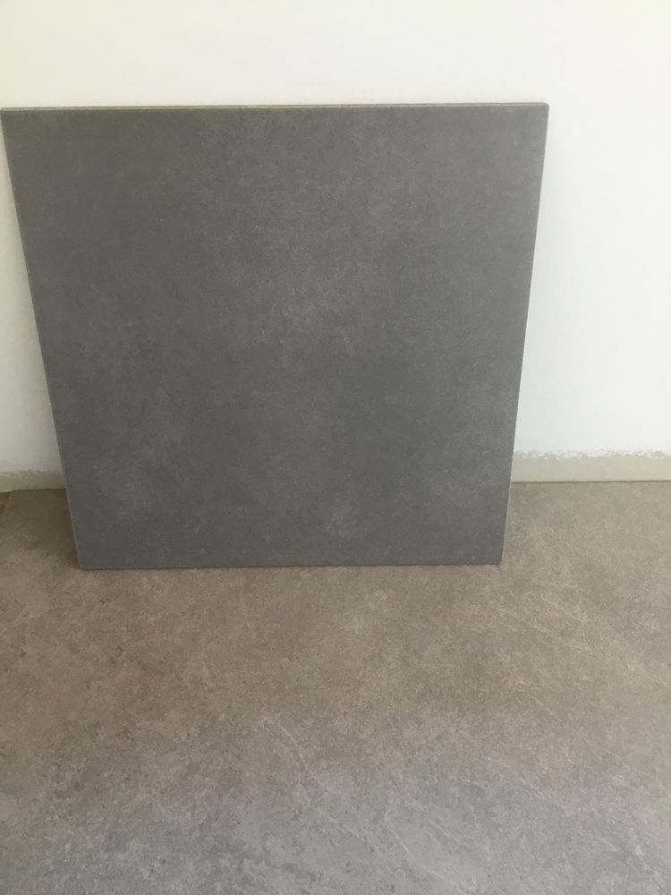 Carrelage gris 
240 Le Grau-du-Roi (30)