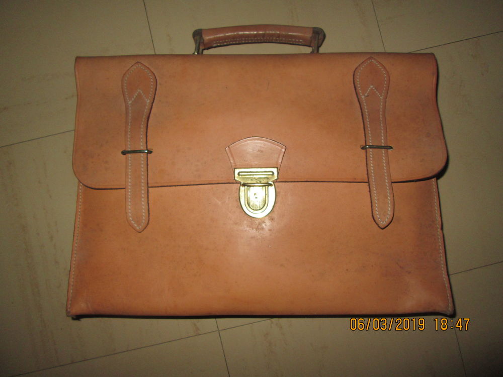 Cartable d'�colier en cuir 45 �pernay (51)