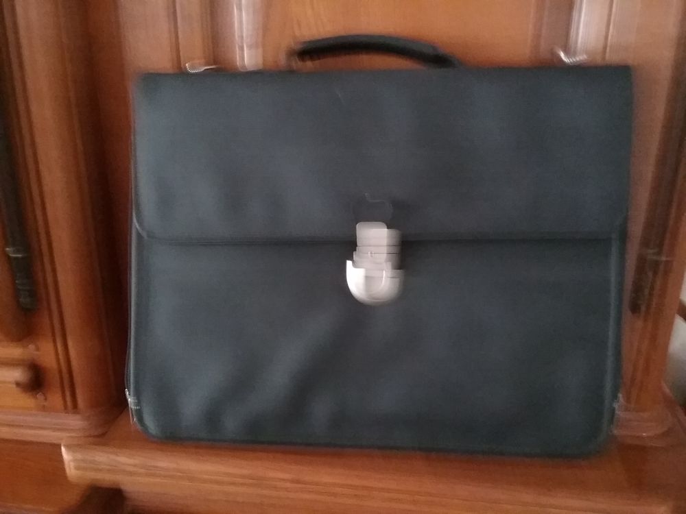 Cartable synthetique noir, 25 Montarnaud (34)