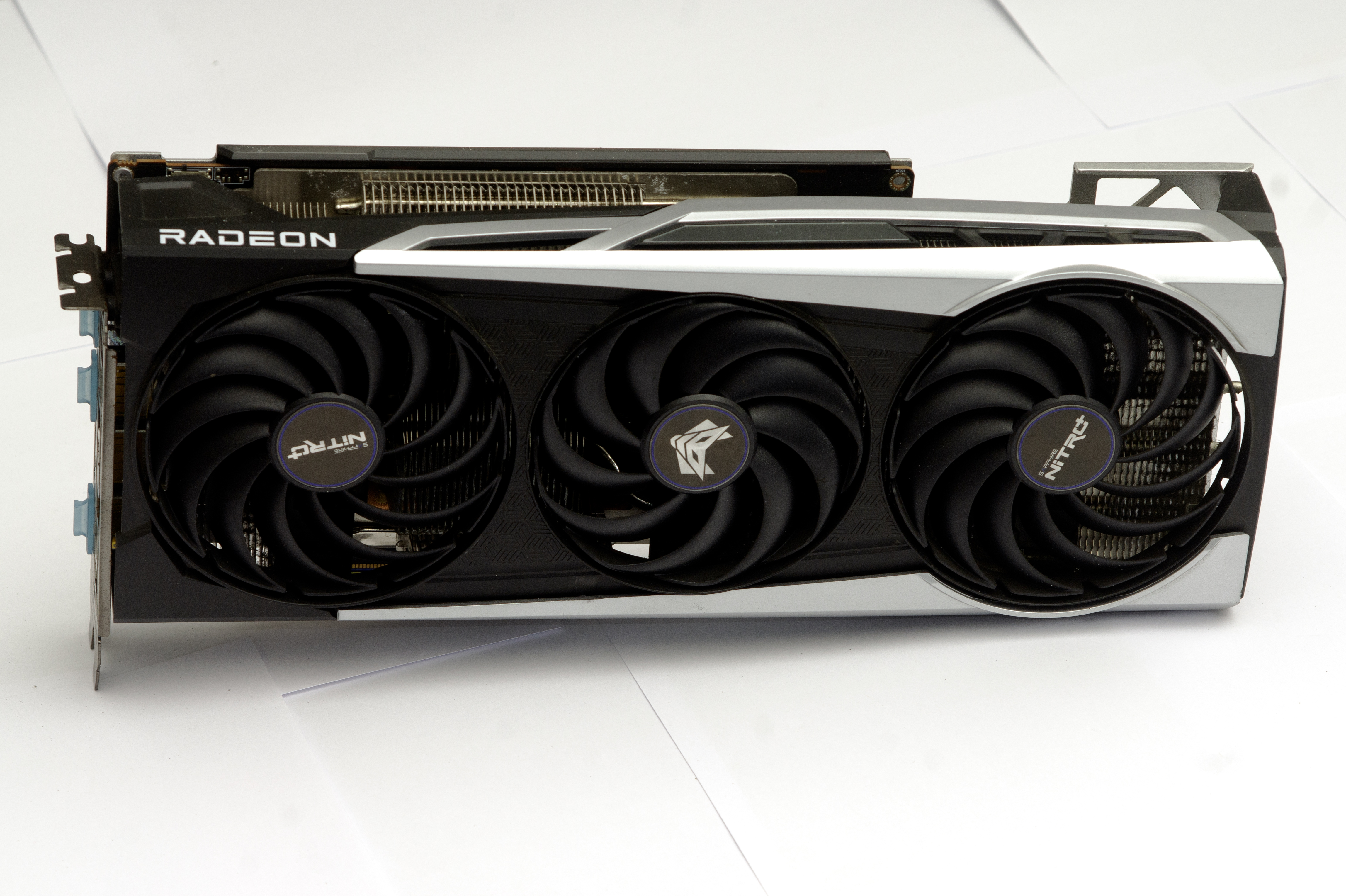 Carte graphique Radeon Spahire Nitro+ RX 6800 360 Bordeaux (33)