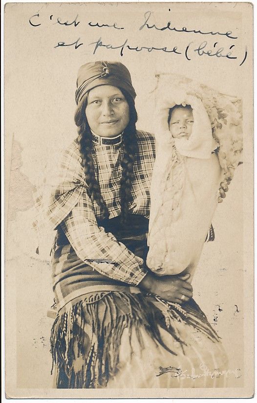 CARTE PHOTO Indiens d'Am�rique Indienne avec B�b� (Papoose) 70 Loches (37)