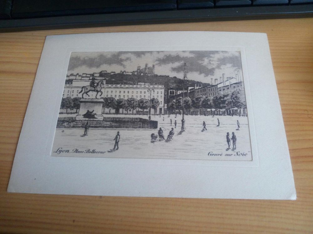 CARTE POSTALE LYON PLACE BELLECOUR GRAVEE SUR SOIE 65 Levainville (28)