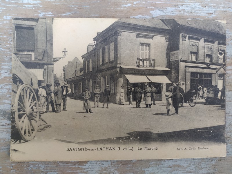 CPA Carte Postale Savign�-sur-Lathan Le march� Anim�
8 Savign�-sur-Lathan (37)