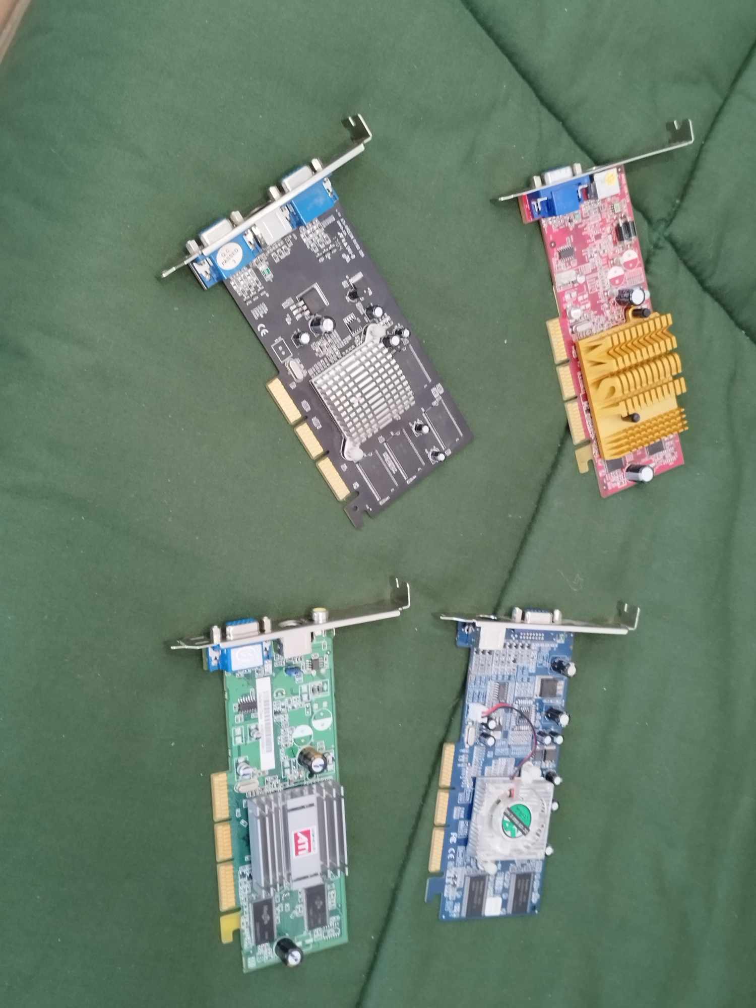 Lot 4 cartes graphiques msi  ati  bon etat support agp 30 Montbrison (42)