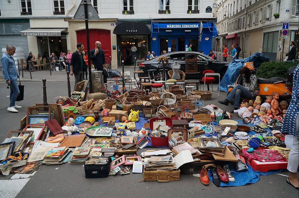 un carton de brocante sur les vide greniers 27.8 La C�te-Saint-Andr� (38)
